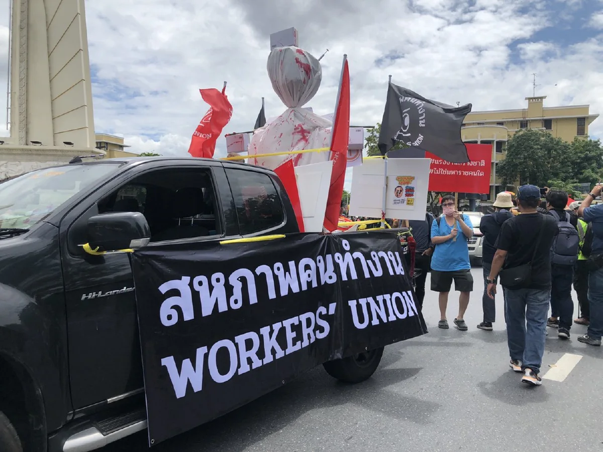 ม็อบรวมพลอนุสาวรีย์ประชาธิปไตยเตรียมไปทำเนียบฯ