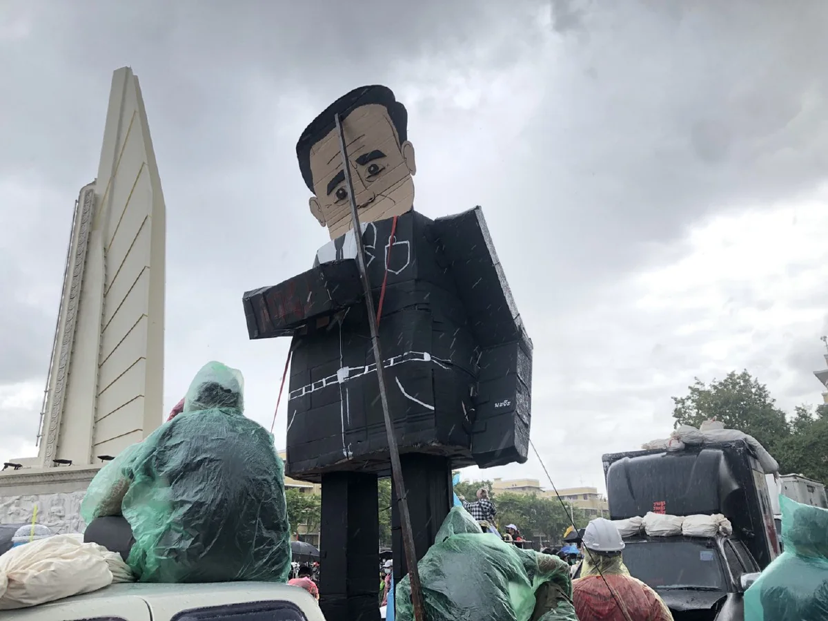 เริ่มแล้ว! ม็อบเคลื่อนขบวนมุ่งหน้าสู่ทำเนียบไล่ประยุทธ์