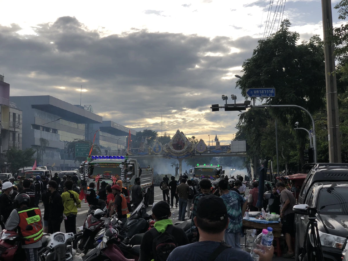 ม็อบเปลี่ยนเส้นทางมาแยกนางเลิ้ง เจอจนท.ใช้น้ำฉีด-แก๊สน้ำตาสกัดอีก