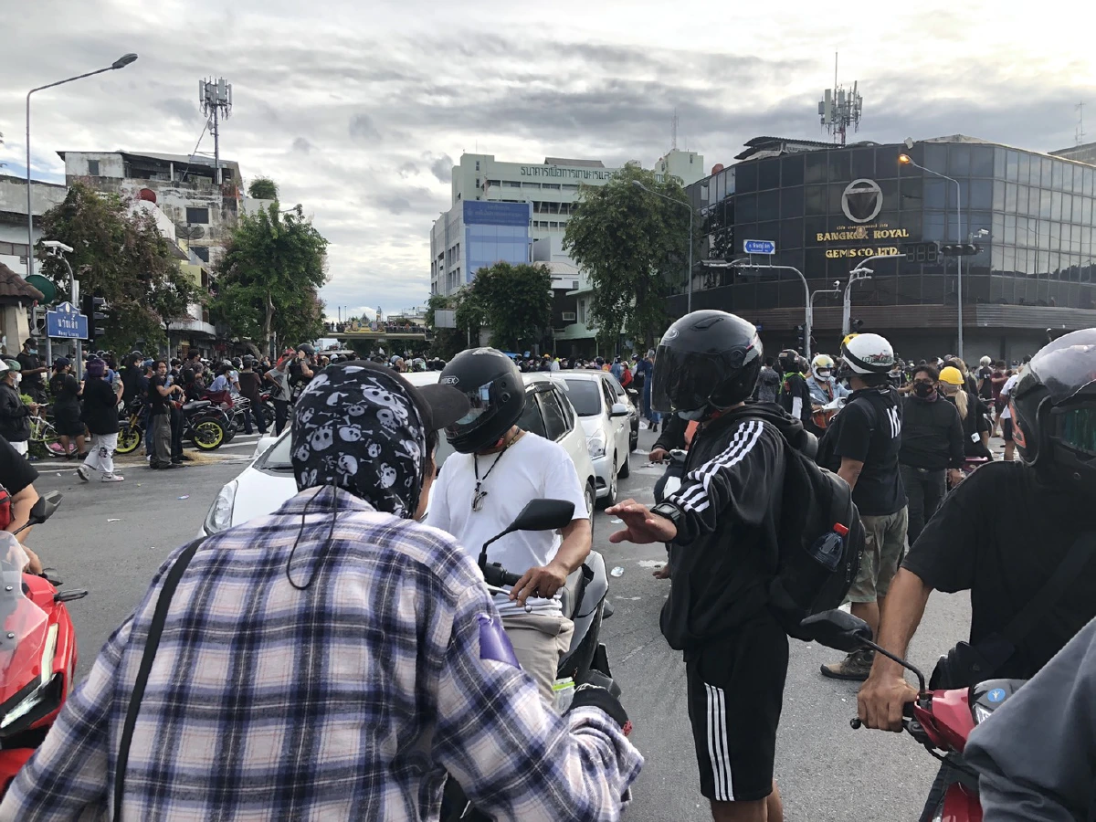 ม็อบเปลี่ยนเส้นทางมาแยกนางเลิ้ง เจอจนท.ใช้น้ำฉีด-แก๊สน้ำตาสกัดอีก