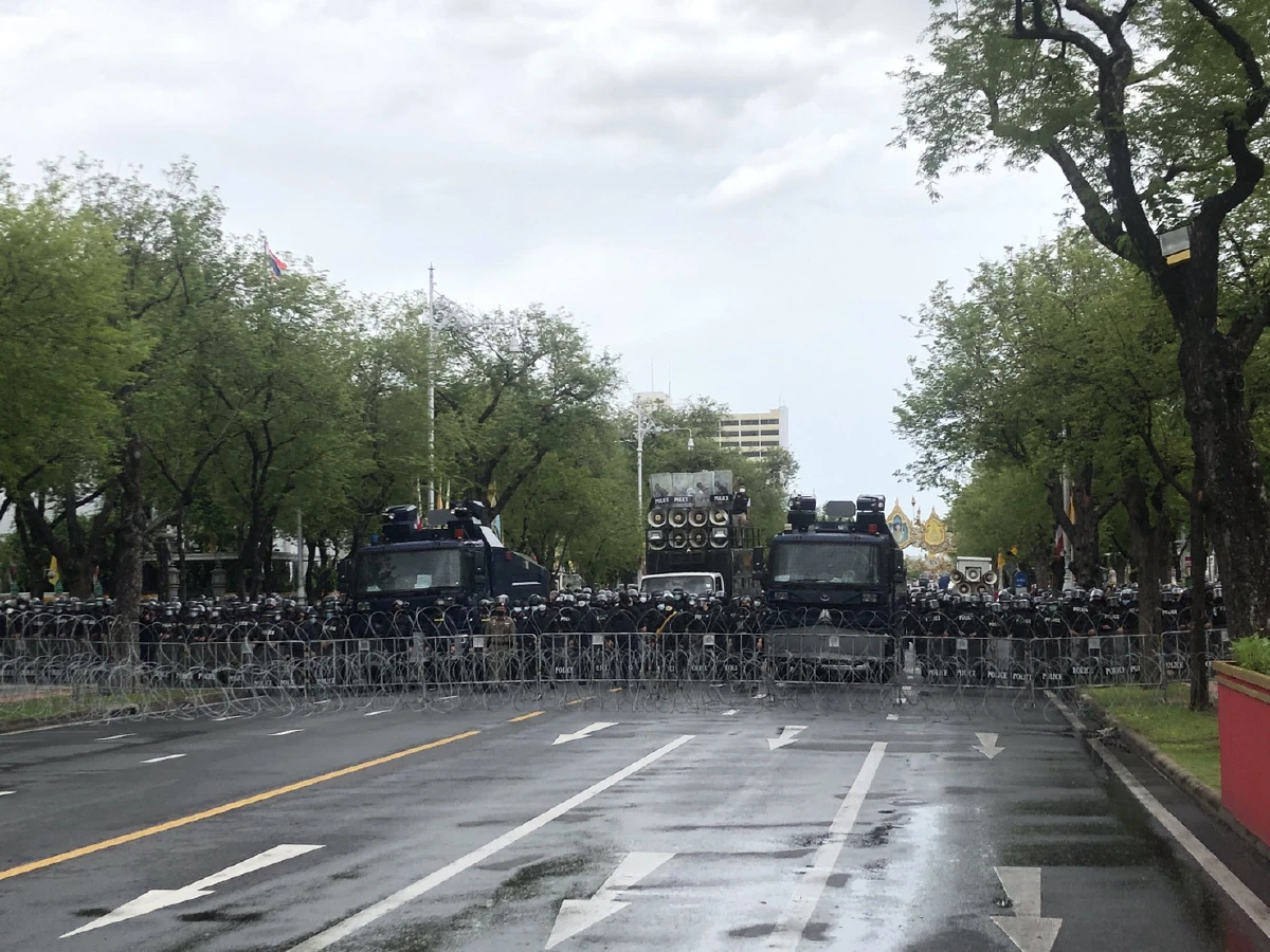 ม็อบประจันหน้าแนวกั้นเจ้าหน้าที่ ตร.ใช้แก๊สน้ำตา-ฉีดน้ำสกัด