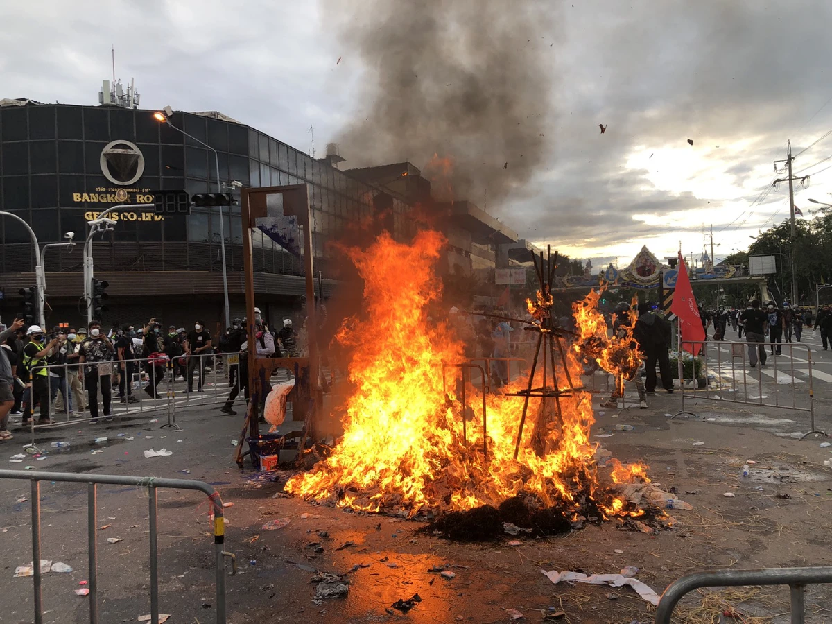 ม็อบเผาหุ่นไล่ "ประยุทธ์" ก่อนประกาศยุติชุมนุม