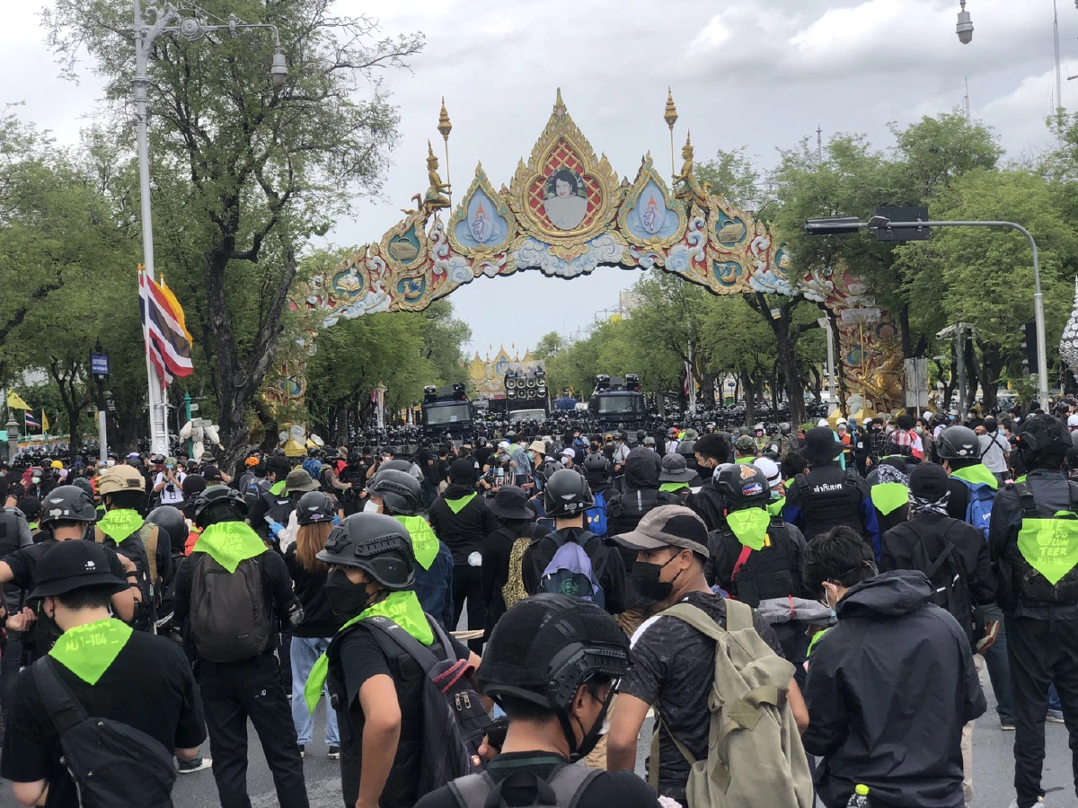 ม็อบประจันหน้าแนวกั้นเจ้าหน้าที่ ตร.ใช้แก๊สน้ำตา-ฉีดน้ำสกัด