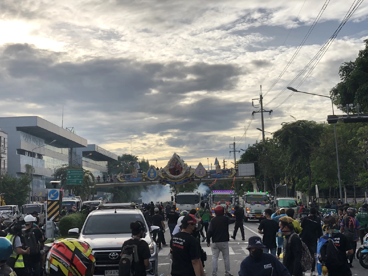 ม็อบเปลี่ยนเส้นทางมาแยกนางเลิ้ง เจอจนท.ใช้น้ำฉีด-แก๊สน้ำตาสกัดอีก