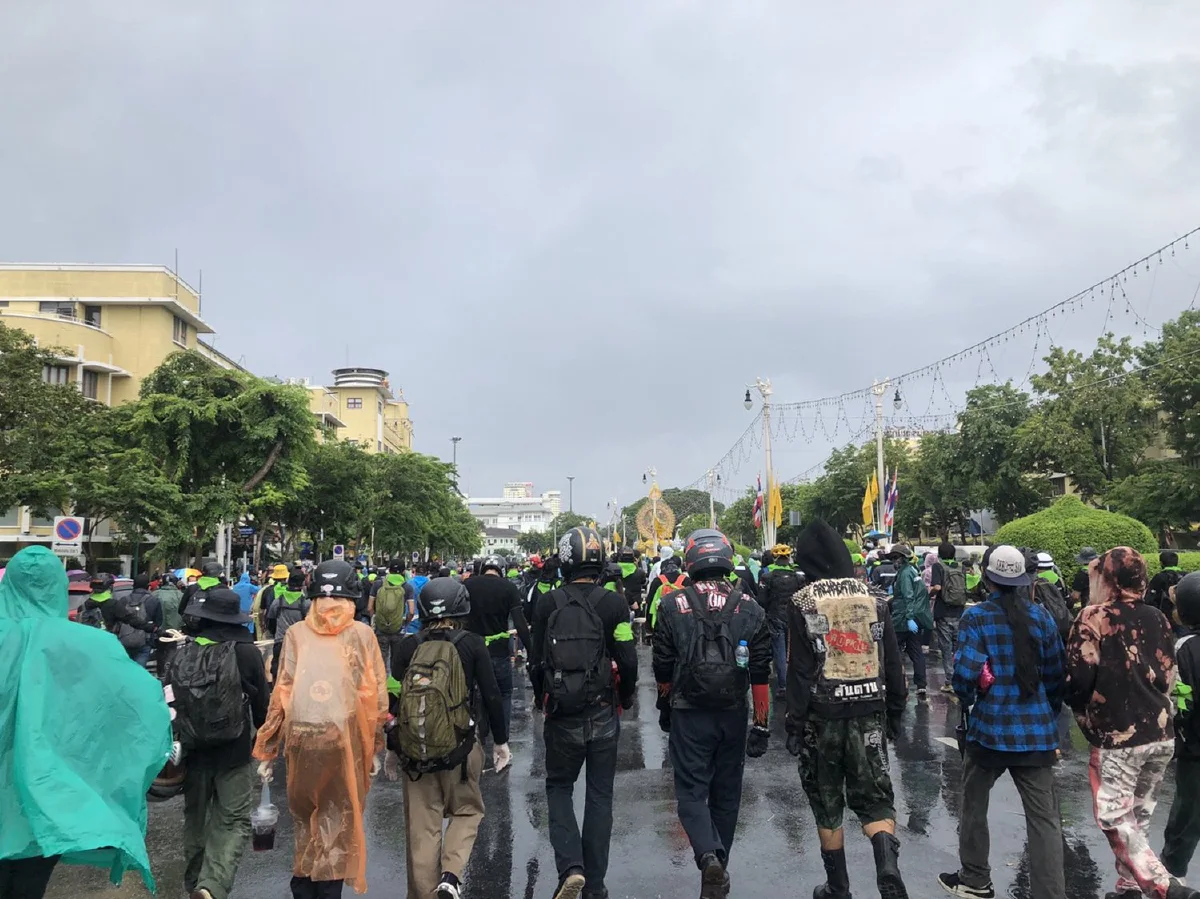 เริ่มแล้ว! ม็อบเคลื่อนขบวนมุ่งหน้าสู่ทำเนียบไล่ประยุทธ์