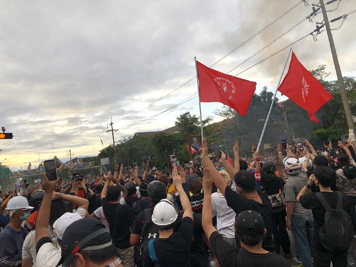 ม็อบเผาหุ่นไล่ "ประยุทธ์" ก่อนประกาศยุติชุมนุม