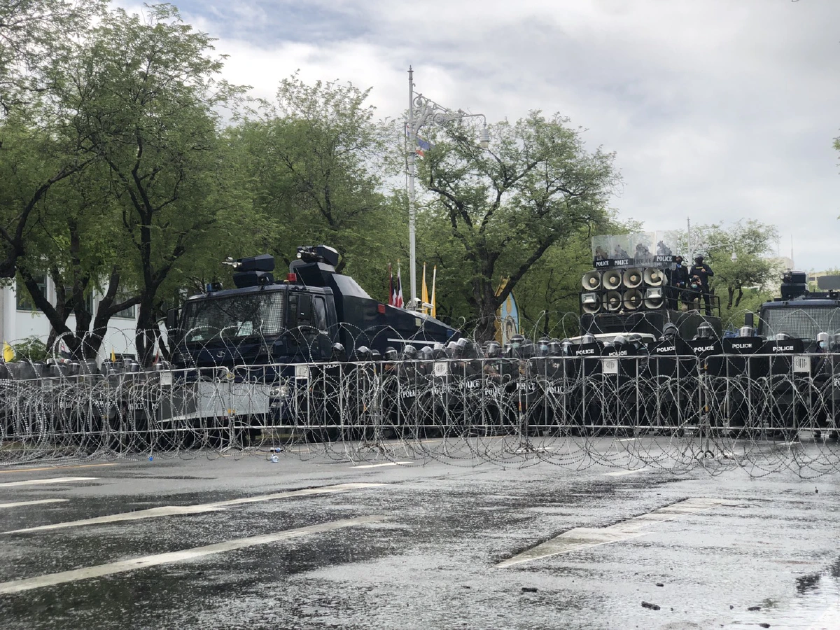 ม็อบประจันหน้าแนวกั้นเจ้าหน้าที่ ตร.ใช้แก๊สน้ำตา-ฉีดน้ำสกัด