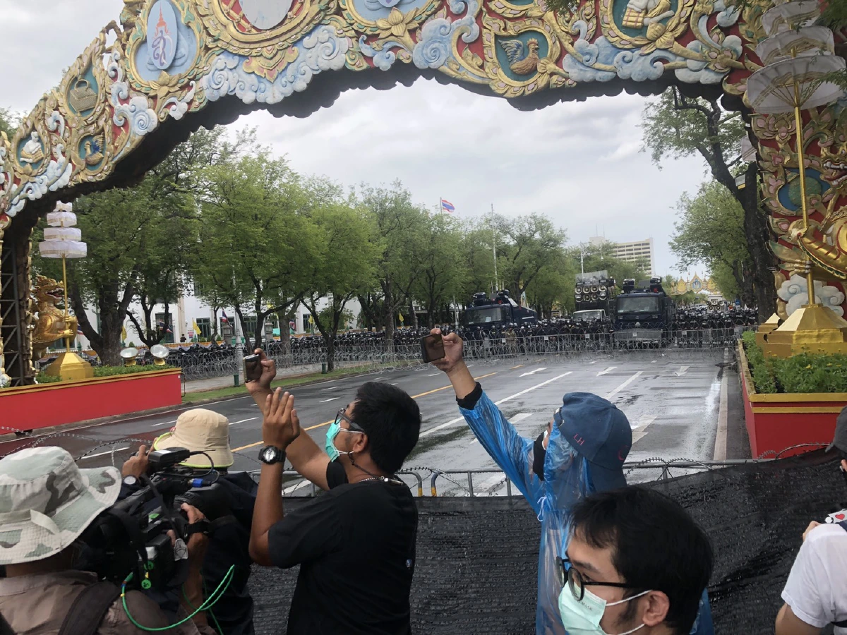 ม็อบประจันหน้าแนวกั้นเจ้าหน้าที่ ตร.ใช้แก๊สน้ำตา-ฉีดน้ำสกัด