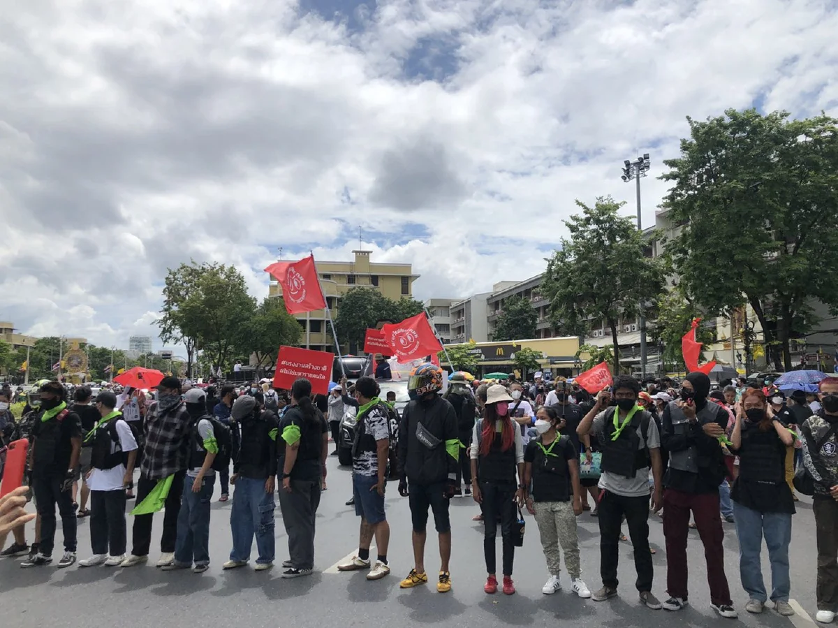 ม็อบรวมพลอนุสาวรีย์ประชาธิปไตยเตรียมไปทำเนียบฯ