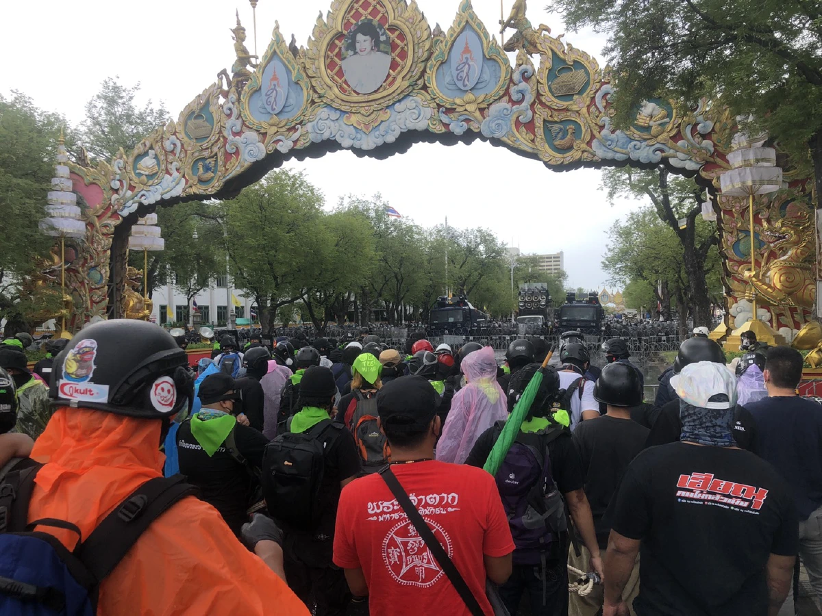 ม็อบประจันหน้าแนวกั้นเจ้าหน้าที่ ตร.ใช้แก๊สน้ำตา-ฉีดน้ำสกัด