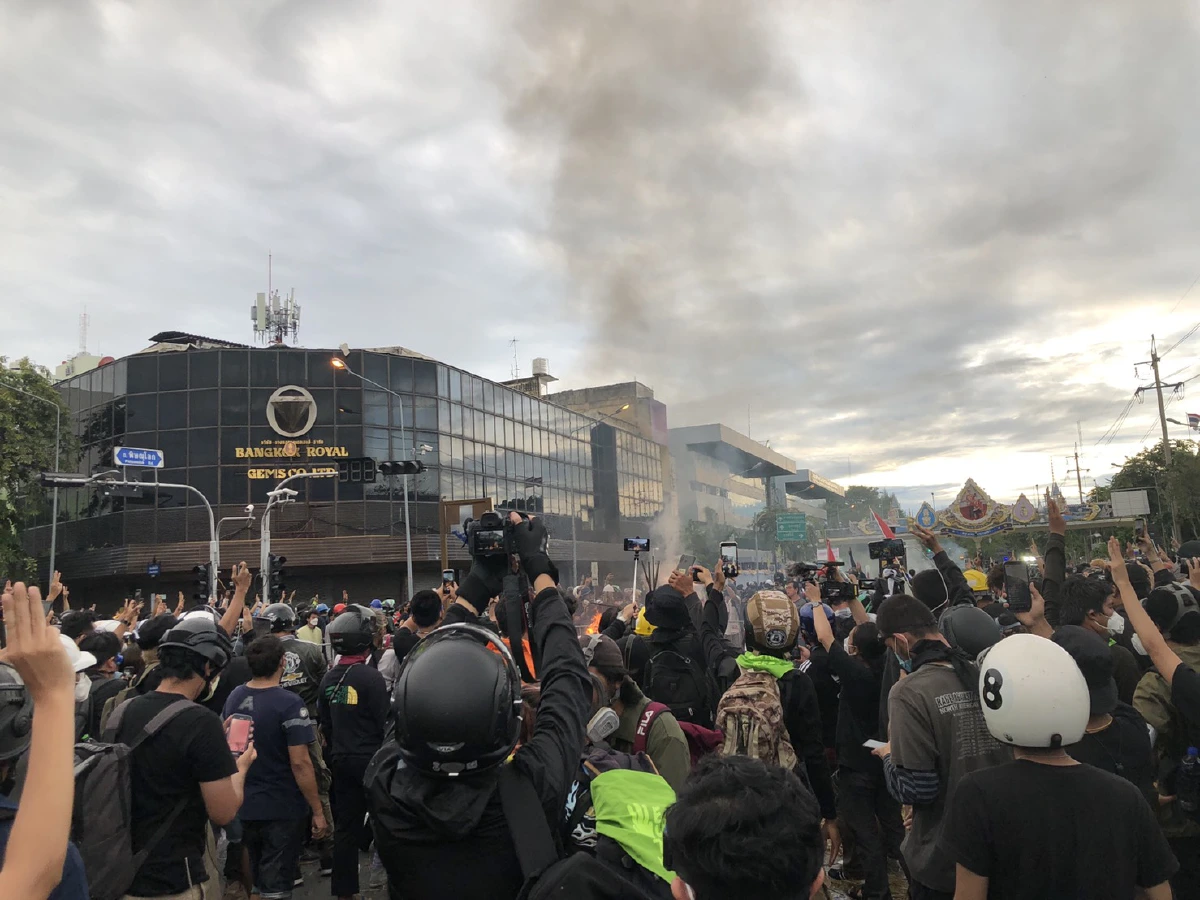 ม็อบเผาหุ่นไล่ "ประยุทธ์" ก่อนประกาศยุติชุมนุม