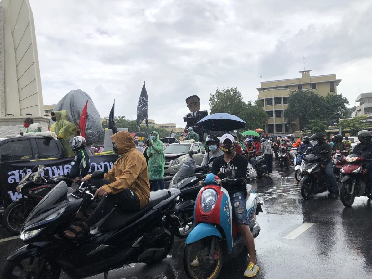 เริ่มแล้ว! ม็อบเคลื่อนขบวนมุ่งหน้าสู่ทำเนียบไล่ประยุทธ์