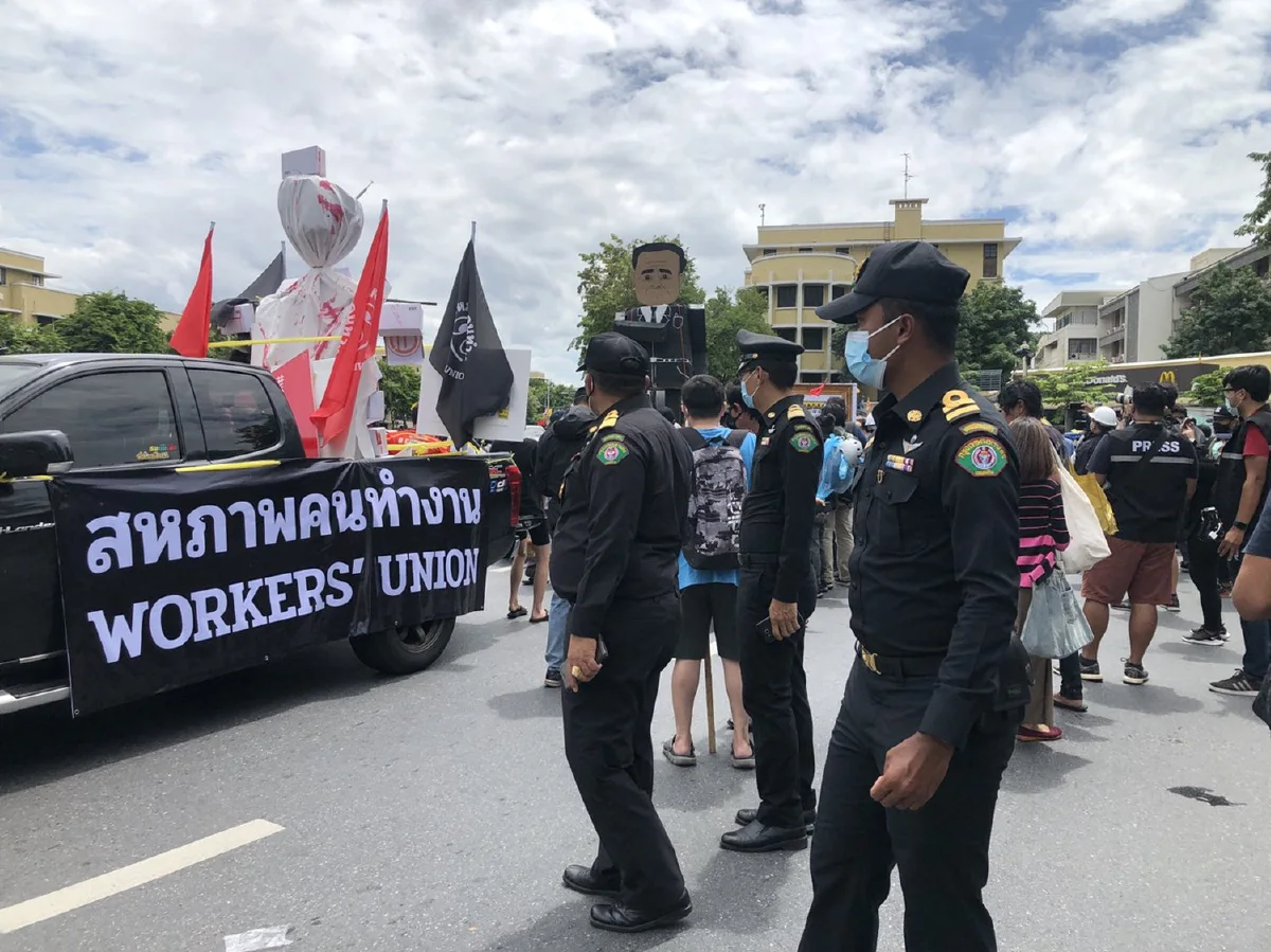 ม็อบรวมพลอนุสาวรีย์ประชาธิปไตยเตรียมไปทำเนียบฯ