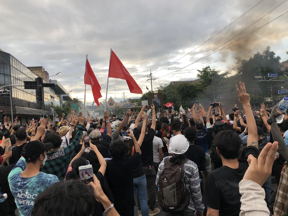 ม็อบเผาหุ่นไล่ "ประยุทธ์" ก่อนประกาศยุติชุมนุม