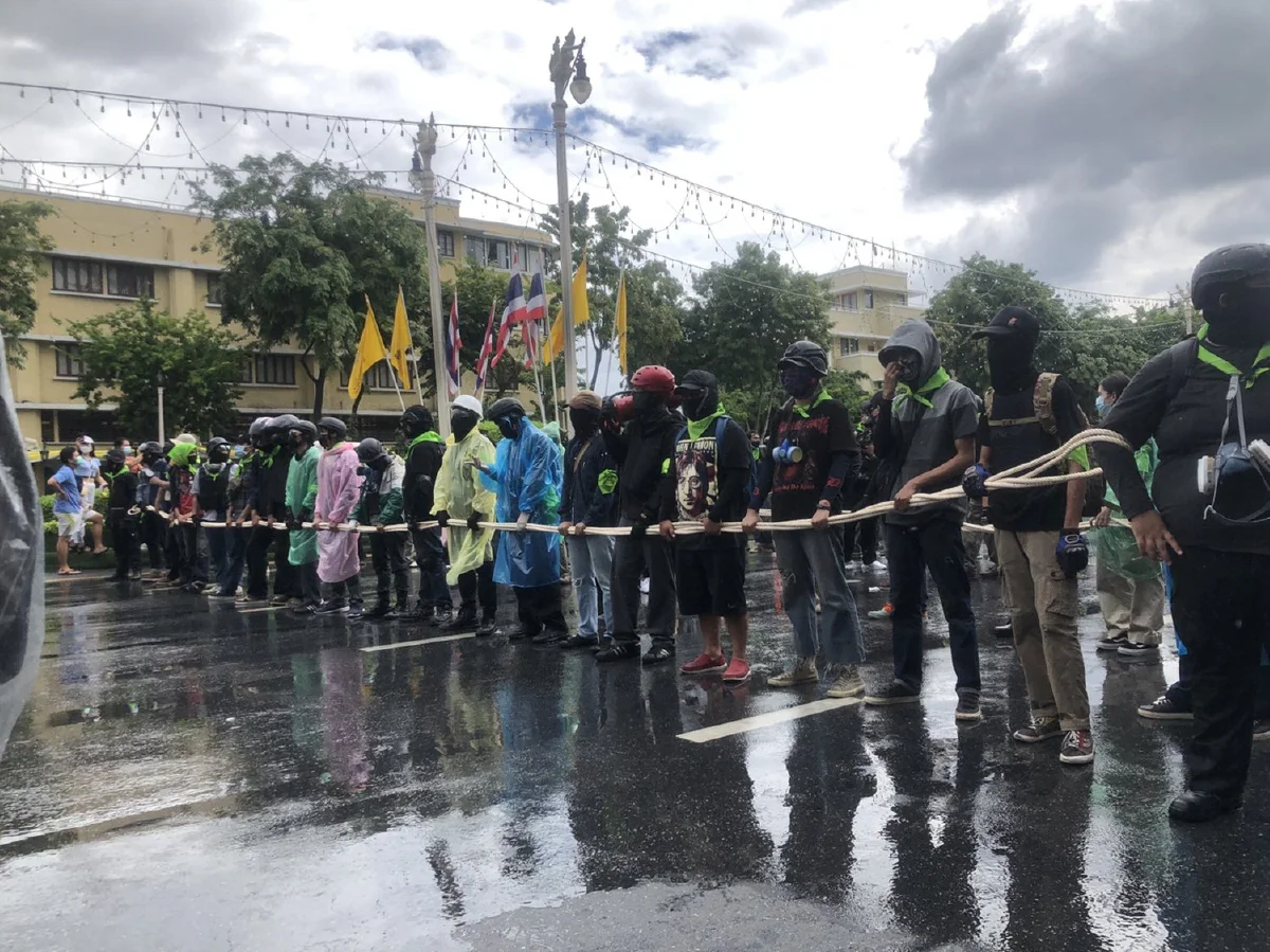 เริ่มแล้ว! ม็อบเคลื่อนขบวนมุ่งหน้าสู่ทำเนียบไล่ประยุทธ์