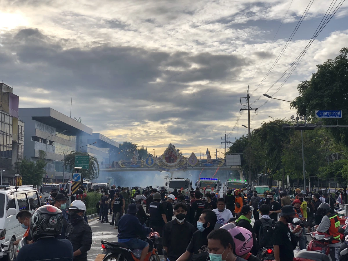 ม็อบเปลี่ยนเส้นทางมาแยกนางเลิ้ง เจอจนท.ใช้น้ำฉีด-แก๊สน้ำตาสกัดอีก