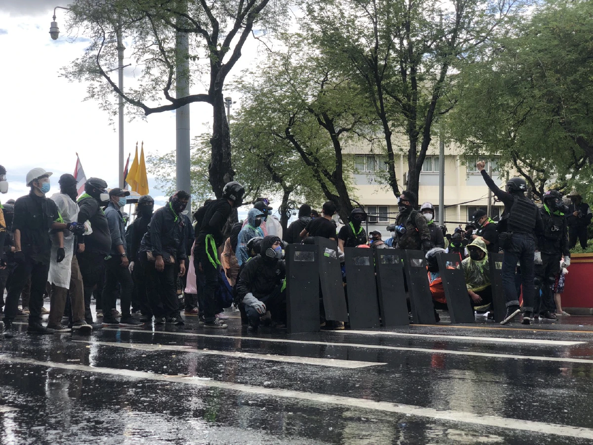 ม็อบประจันหน้าแนวกั้นเจ้าหน้าที่ ตร.ใช้แก๊สน้ำตา-ฉีดน้ำสกัด