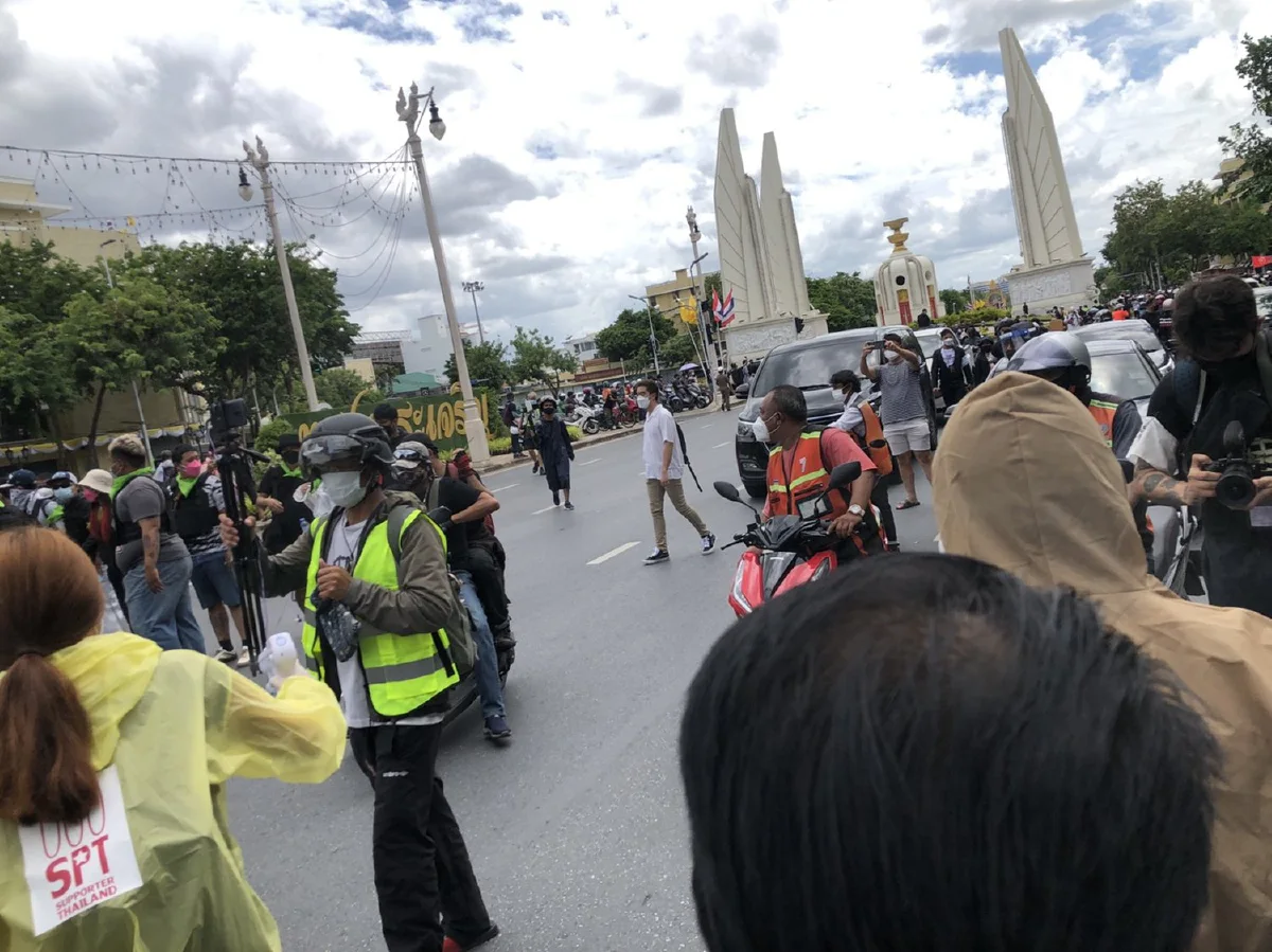 ม็อบรวมพลอนุสาวรีย์ประชาธิปไตยเตรียมไปทำเนียบฯ