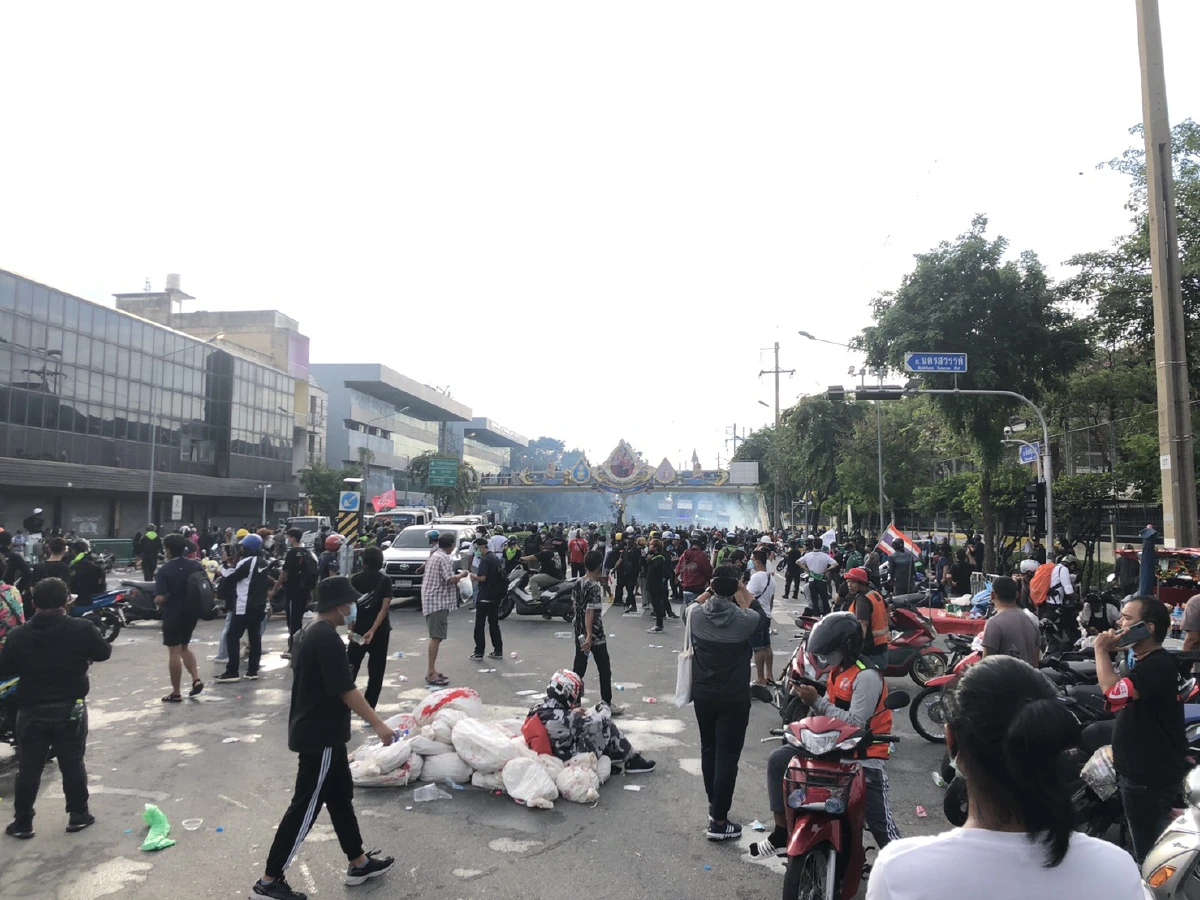 ม็อบเปลี่ยนเส้นทางมาแยกนางเลิ้ง เจอจนท.ใช้น้ำฉีด-แก๊สน้ำตาสกัดอีก