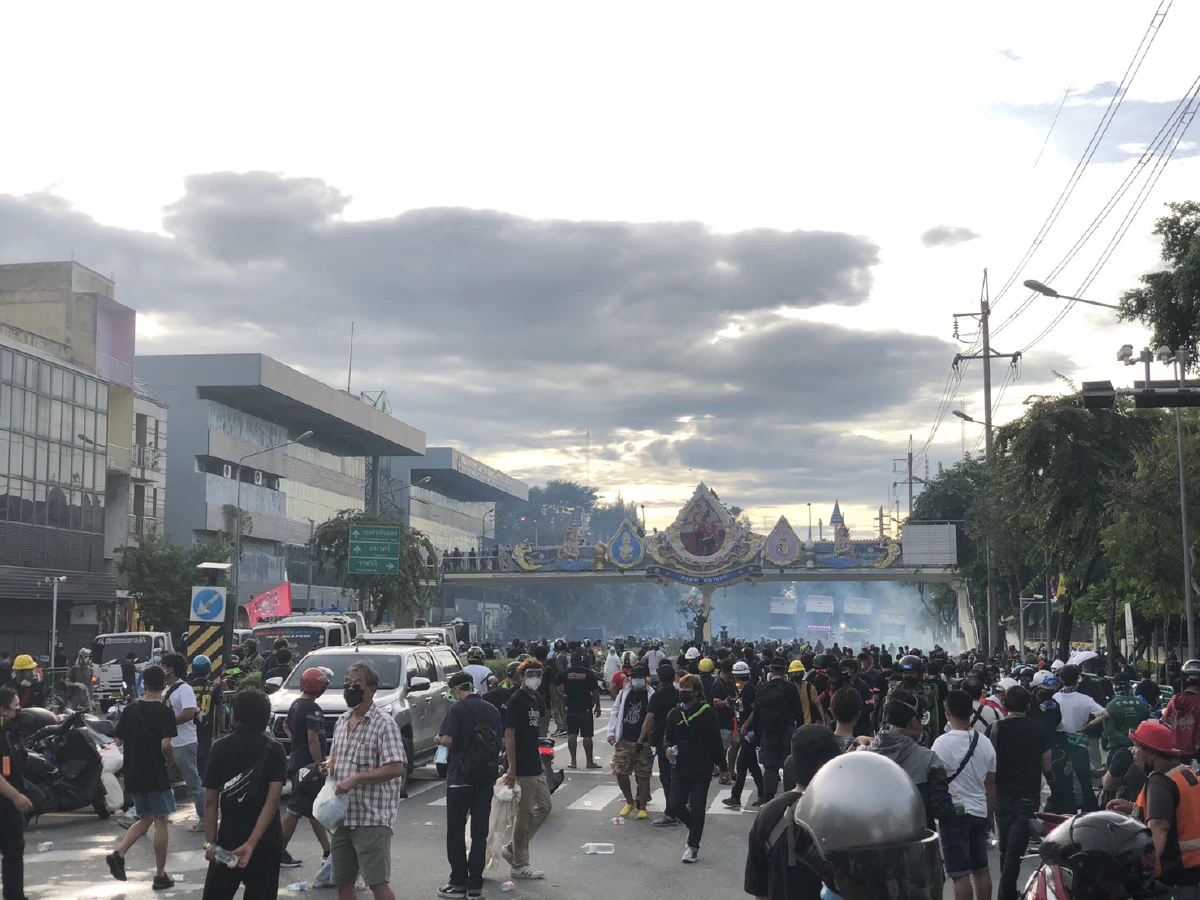 ม็อบเปลี่ยนเส้นทางมาแยกนางเลิ้ง เจอจนท.ใช้น้ำฉีด-แก๊สน้ำตาสกัดอีก