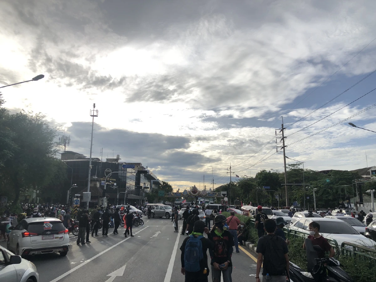 ม็อบเปลี่ยนเส้นทางมาแยกนางเลิ้ง เจอจนท.ใช้น้ำฉีด-แก๊สน้ำตาสกัดอีก