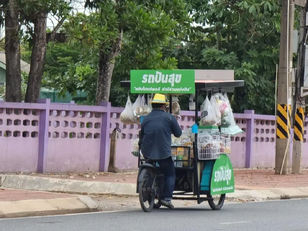 หนุ่มสุราษฎร์ปั่นซาเล้งปันสุขแจกฟรีอาหารคนเดือดร้อนโควิด 