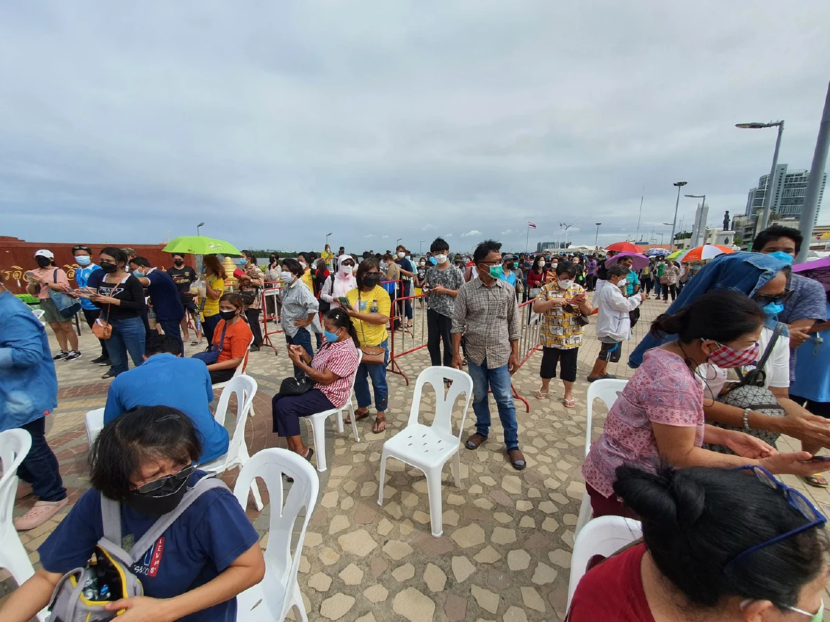 คนปากน้ำต่อแถวยาวเหยียดจองฉีดวัคซีนซิโนฟาร์ม