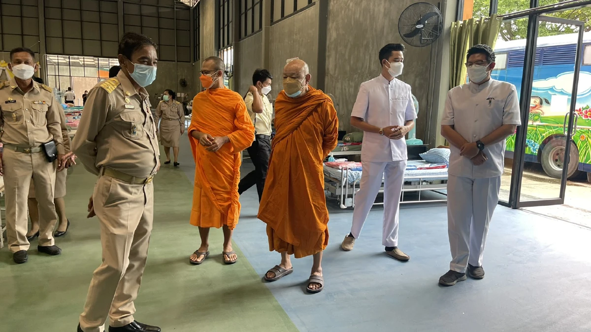 ปทุมธานีวิกฤตพบผู้ป่วยโควิดรอเตียงกว่า3พันรายเร่งเปิดศูนย์พักคอย