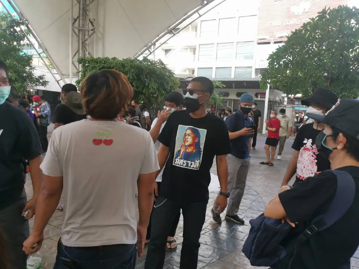 "ไผ่ ดาวดิน"นำกลุ่มทะลุฟ้าจัดกิจกรรมหล่อเทียนไล่เสนียด