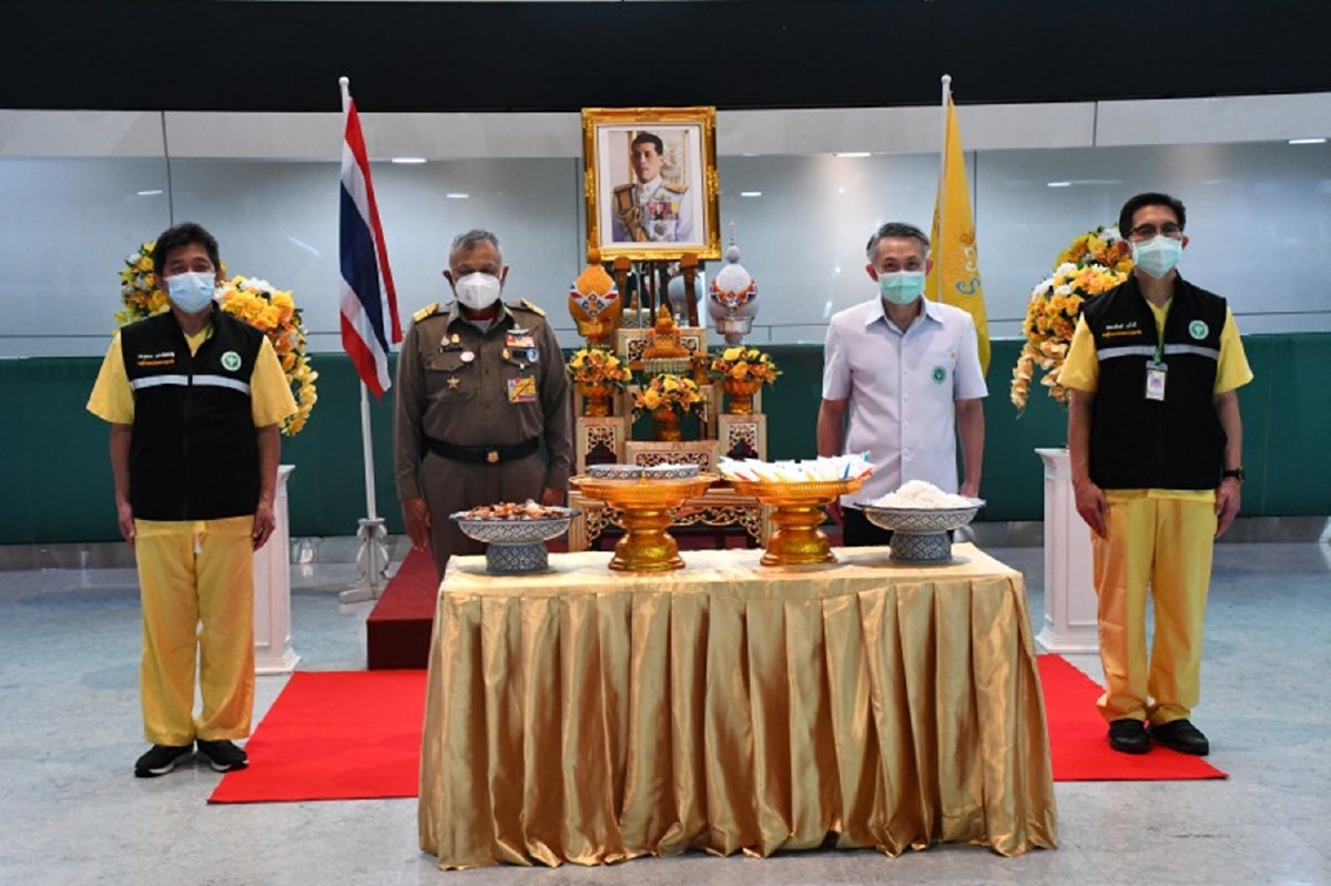 ในหลวงพระราชทานอาหาร-เจลแอลกอฮอล์แก่บุคลากรการแพทย์รพ.บุษราคัม ในหลวงพระราชทานอาหาร-เจลแอลกอฮอล์แก่บุคลากรการแพทย์รพ.บุษราคัม