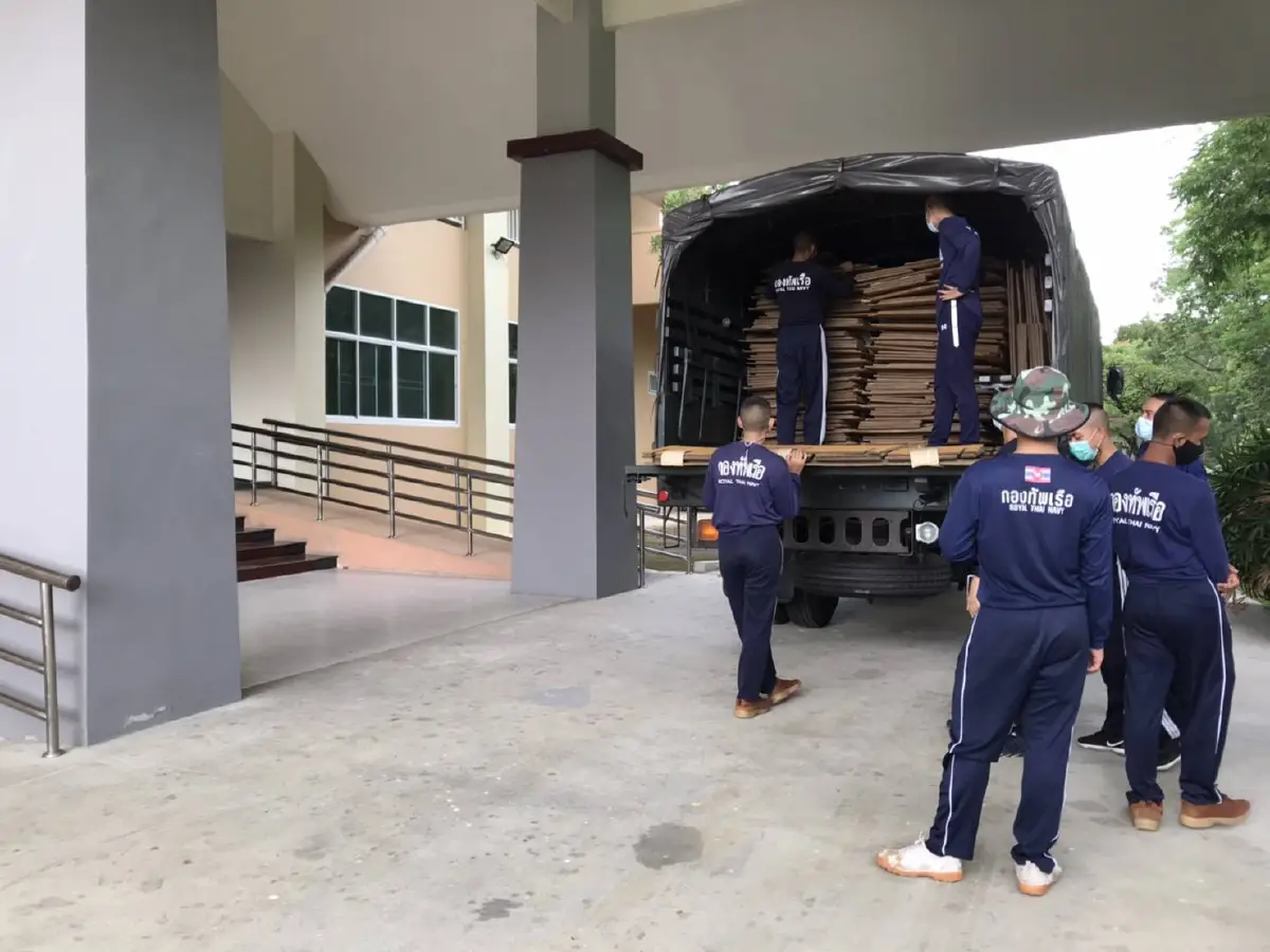 ทร.ส่งกำลังพลช่วยขนย้ายอุปกรณ์จัดตั้งรพ.สนามแห่งที่ 5 