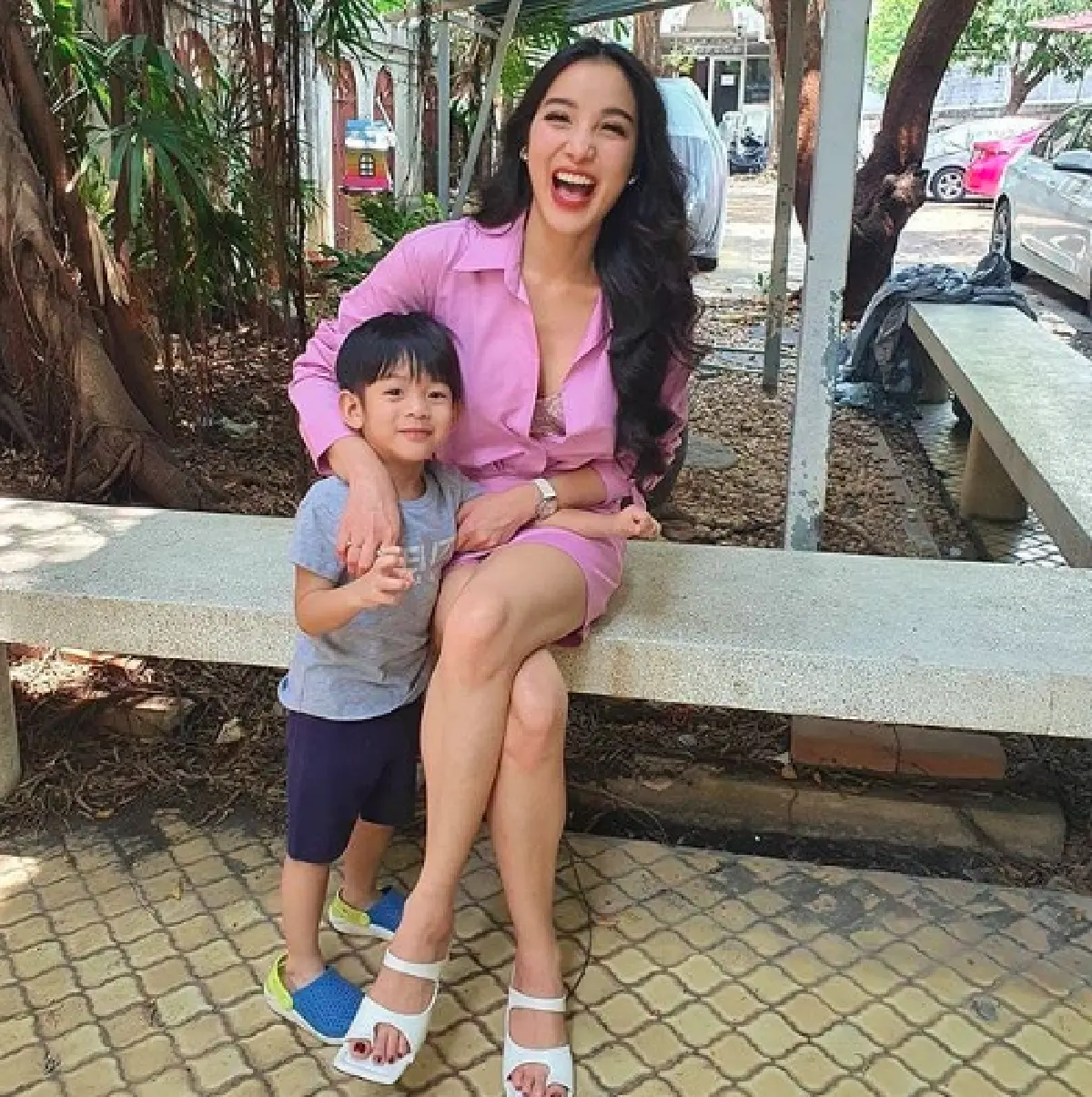 บีบหัวใจ! “น้องเรซซิ่ง" ปลอบ “แพท" หลังร้องไห้ฝากคนดูแลคุณแม่ พร้อมยืนส่งไปรักษาตัว 