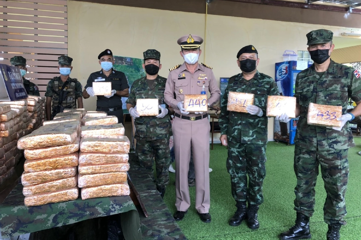 นรข.รวบหนุ่มเก็บดอกเงินกู้ตกงานหันมารับจ้างส่งกัญชา