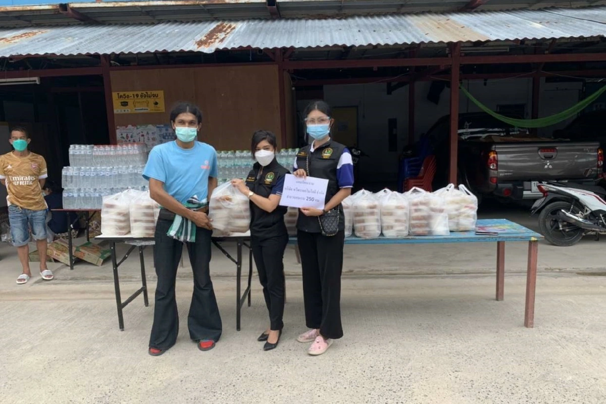 "นฤมล"ส่งข้าวกล่องช่วยคนงานแคมป์ก่อสร้างกักตัวโควิด