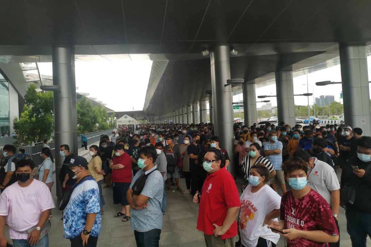 คนแน่นสถานีกลางบางซื่อเปิด Walk-in ฉีดวัคซีนโควิดวันแรก