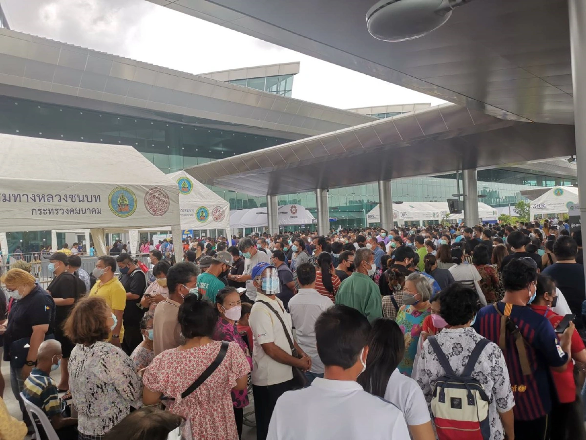 คนแน่นสถานีกลางบางซื่อเปิด Walk-in ฉีดวัคซีนโควิดวันแรก