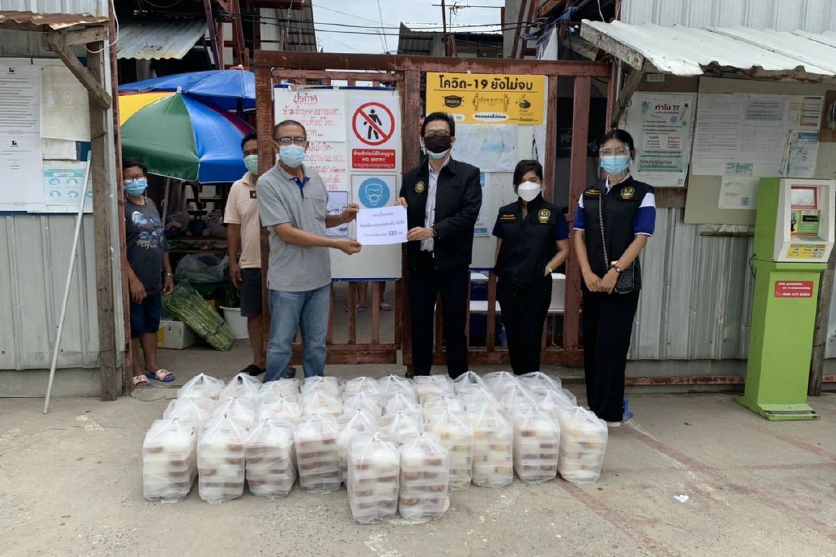 "นฤมล"ส่งข้าวกล่องช่วยคนงานแคมป์ก่อสร้างกักตัวโควิด