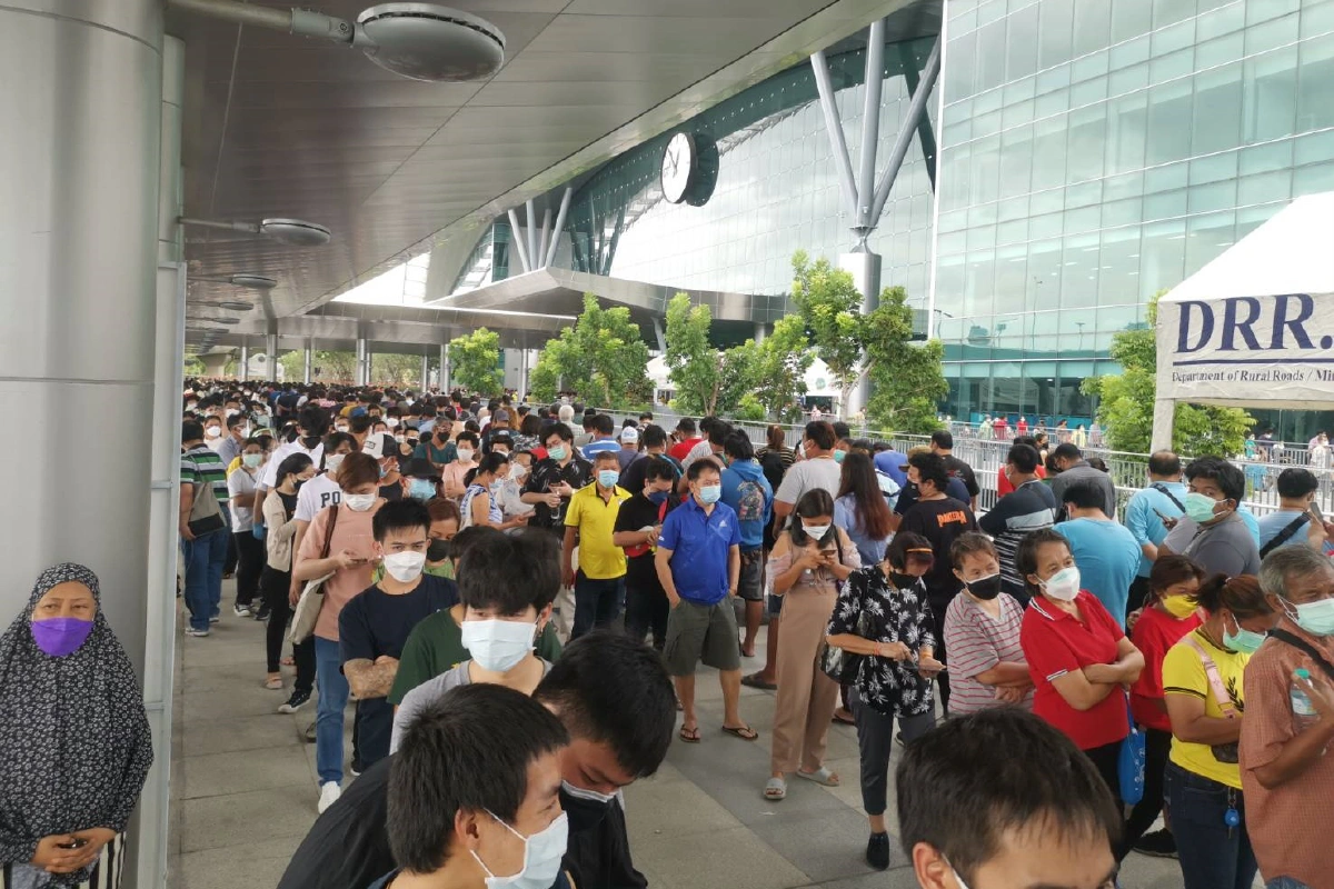 คนแน่นสถานีกลางบางซื่อเปิด Walk-in ฉีดวัคซีนโควิดวันแรก