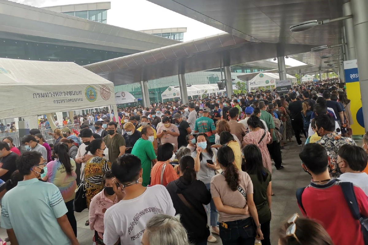 คนแน่นสถานีกลางบางซื่อเปิด Walk-in ฉีดวัคซีนโควิดวันแรก