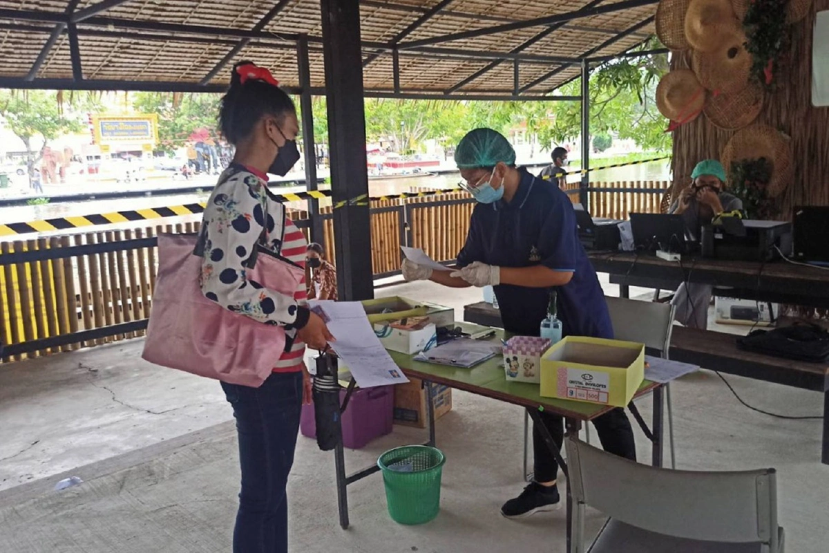 คลินิกเถื่อนตั้งโต๊ะตรวจโควิดกลางตลาดเก็บค่าบริการ