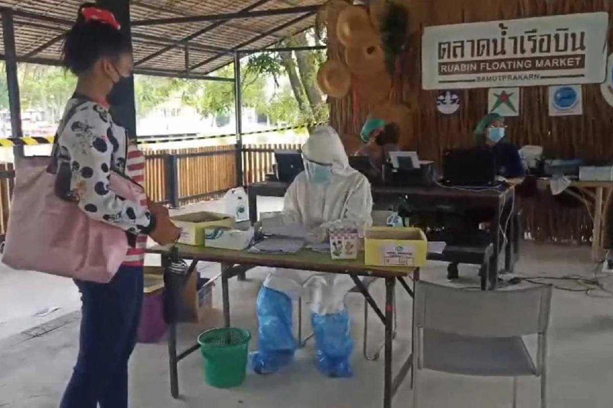 คลินิกเถื่อนตั้งโต๊ะตรวจโควิดกลางตลาดเก็บค่าบริการ