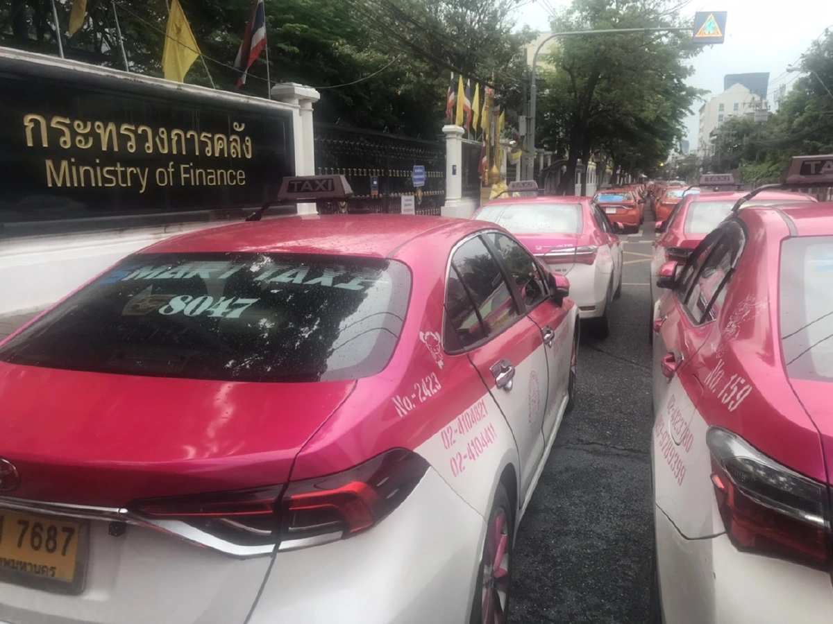 แท็กซี่จอดล้อมคลัง-พลังงาน แบงก์ชาติ กดดันรัฐเยียวยา