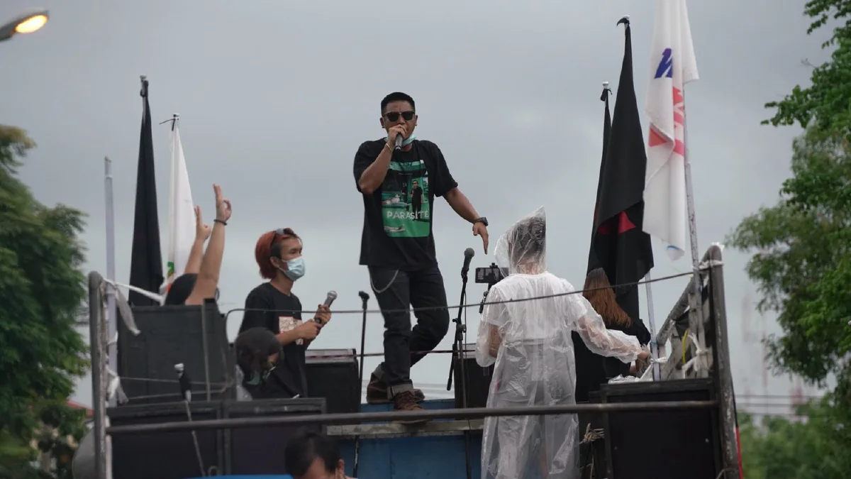 ม็อบทะลุฟ้าเผาหุ่น "3ป." ตะโกนไล่ประยุทธ์ ก่อนยุติชุมนุม