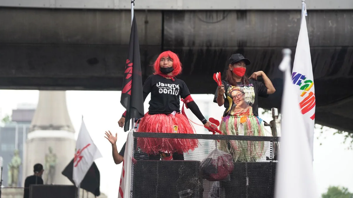 กลุ่มทะลุฟ้าจัดขบวนแห่เทียนไปทำเนียบฯไล่รัฐบาล