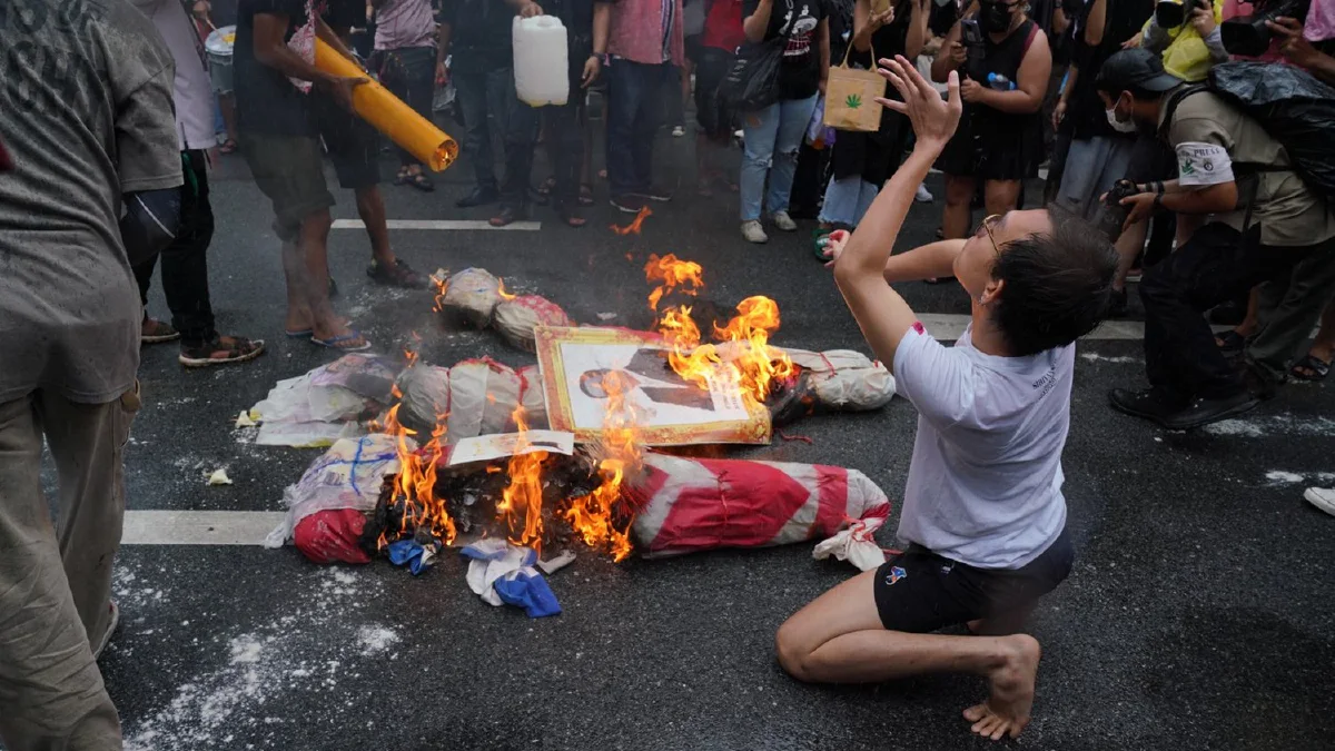 ม็อบทะลุฟ้าเผาหุ่น "3ป." ตะโกนไล่ประยุทธ์ ก่อนยุติชุมนุม