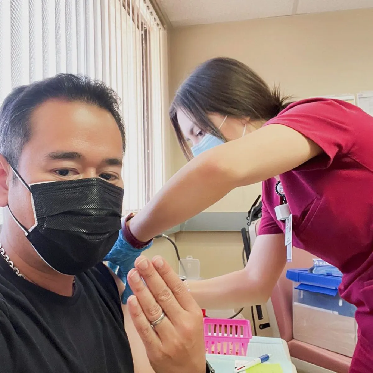 "เป๊ก สัณณ์ชัย" ฉีดโมเดอร์น่าเข็มที่ 2 รีบมาฉีดเพราะเหลือปอดเพียงข้างเดียว