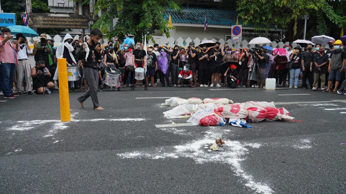 ม็อบทะลุฟ้าเผาหุ่น "3ป." ตะโกนไล่ประยุทธ์ ก่อนยุติชุมนุม