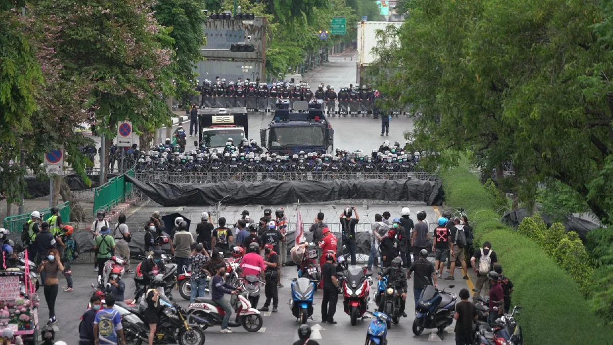 กลุ่มทะลุฟ้าจัดขบวนแห่เทียนไปทำเนียบฯไล่รัฐบาล