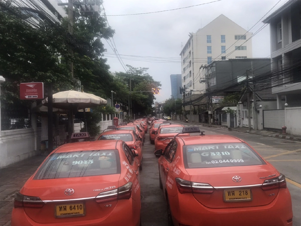 แท็กซี่จอดล้อมคลัง-พลังงาน แบงก์ชาติ กดดันรัฐเยียวยา