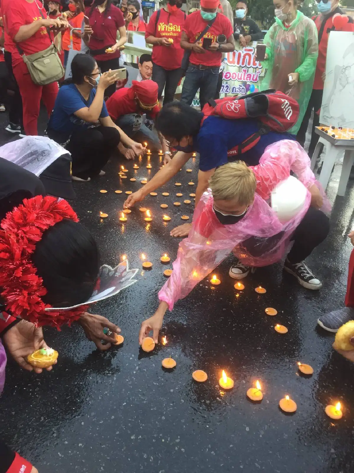 คนเสื้อแดงร่วมจุดเทียนอวยพร"โทนี่"ท่ามกลางสายฝนวอนกลับมาเร็ววัน